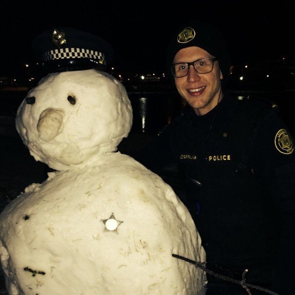 Typická kratochvíle islandských policistů: Stavění sněhuláka.