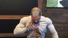 Yakiboy se na Instagramu rád chlubí svým tělem i bohatstvím