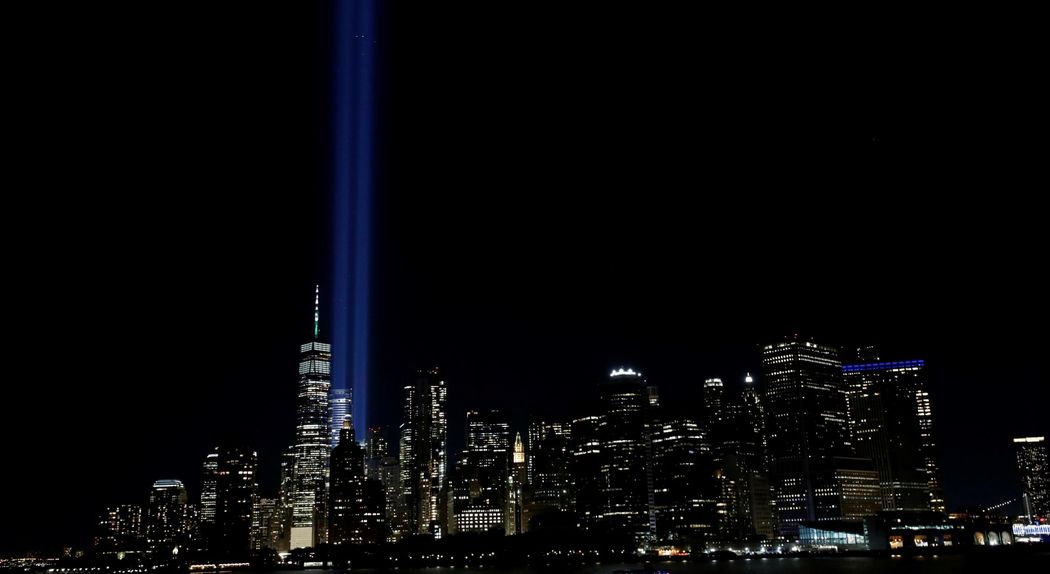 Memoriál 11. září: Světelná instalace připomínající dvojčata (9.11.2021)