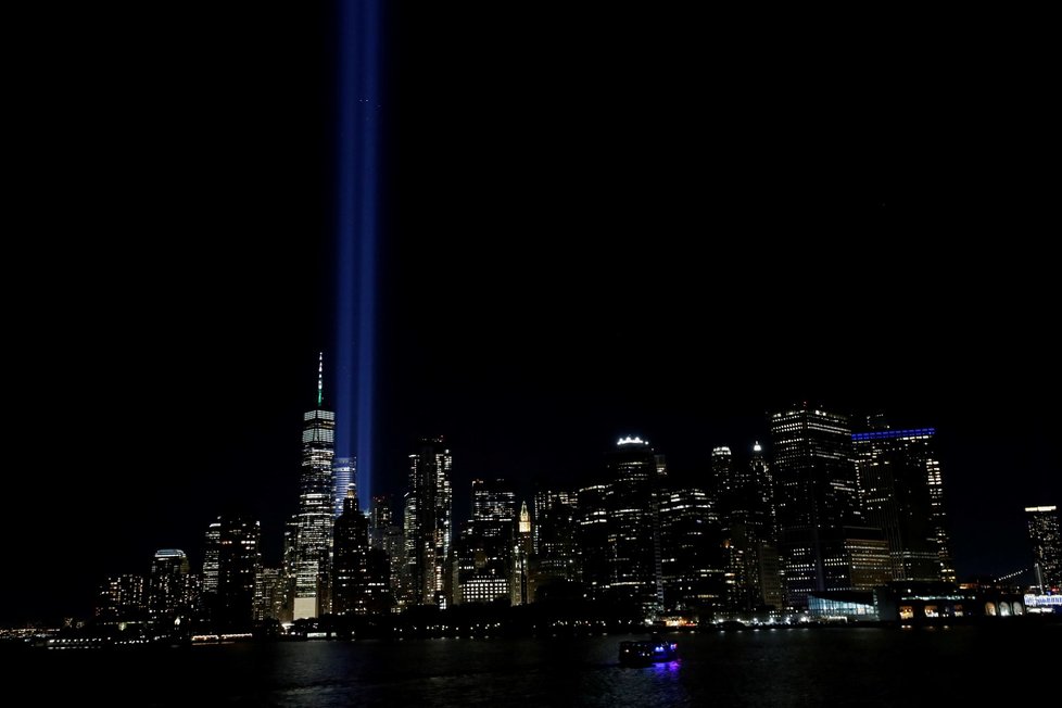 Memoriál 11. září: Světelná instalace připomínající dvojčata (9.11.2021)