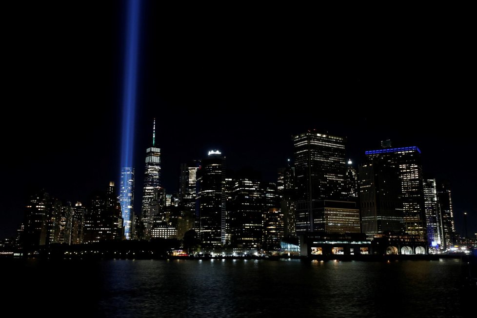 Memoriál 11. září: Světelná instalace připomínající dvojčata (9. 11. 2021)