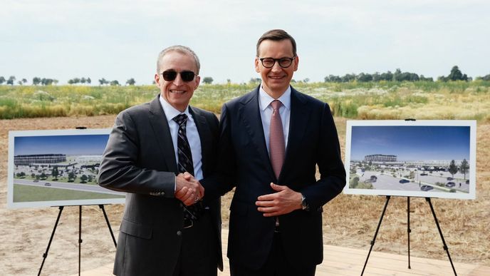 Výkonný ředitel Intelu Pat Gelsinger (vlevo) a polský premiér Mateusz Morawiecki při oznámení stavby čipové továrny v Polsku