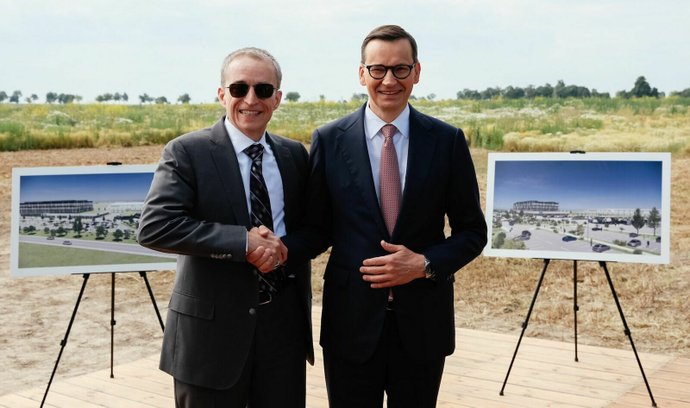 Výkonný ředitel Intelu Pat Gelsinger (vlevo) a polský premiér Mateusz Morawiecki při oznámení stavby čipové továrny v Polsku