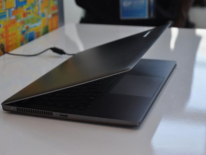 Intel výrobcům diktuje pouze základní parametry, přesný design se ale mohou zvolit sami. Na obrázku ultrabook Lenovo IdeaPad U300s.