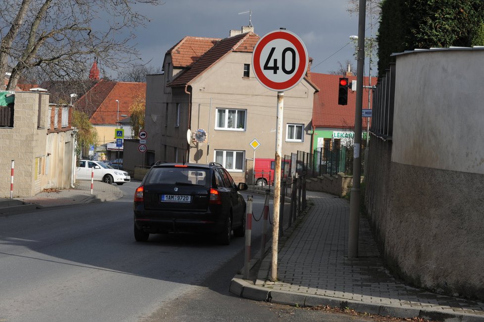 Rychlost je zde snížená na čtyřicet kilometrů v hodině, a protože šofér oktávky přisvištěl do obce příliš rychle, chviličku si postál