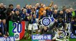 Hráči Interu slaví zisk mistrovské trofeje