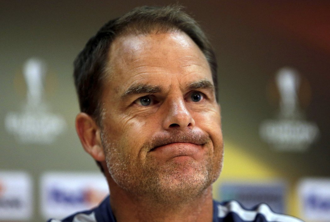 Trenér Interu Milán Frank de Boer na tiskové konferenci v Praze