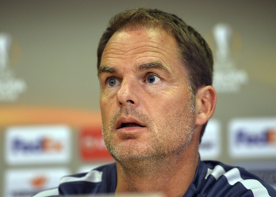 Trenér Interu Milán Frank de Boer na tiskové konferenci v Praze