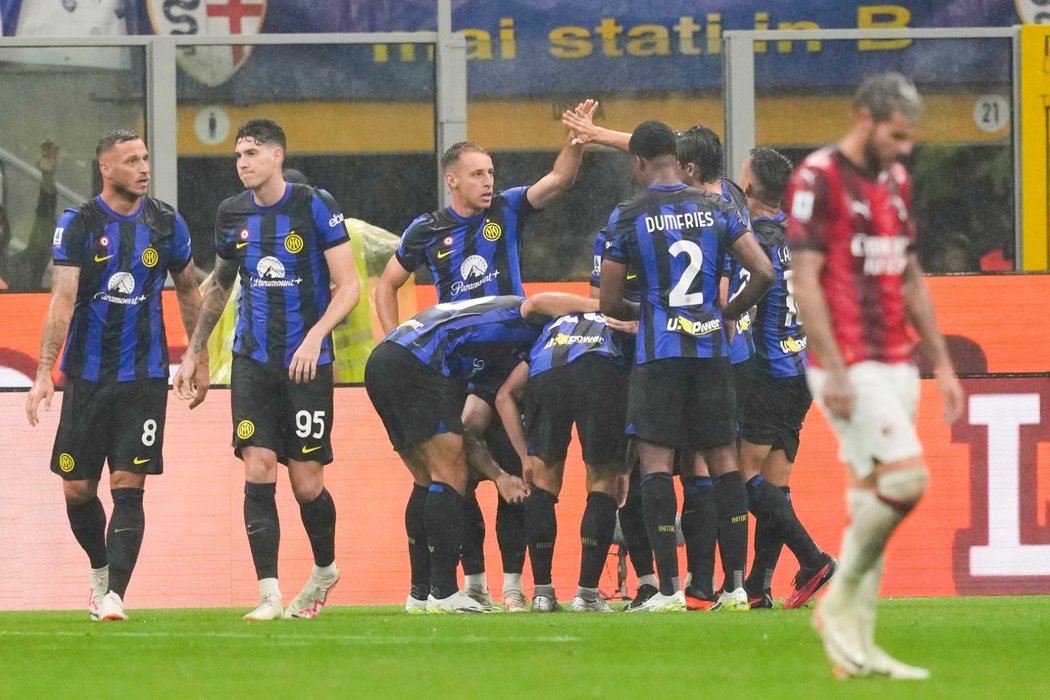 Hráči Interu slaví gól v derby