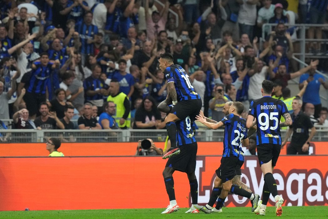 Hráči Interu slaví v derby
