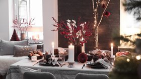 Kombinace šedé a bílé zvýrazněná tradiční červenou je zaručeným receptem na moderní vánoční stůl.