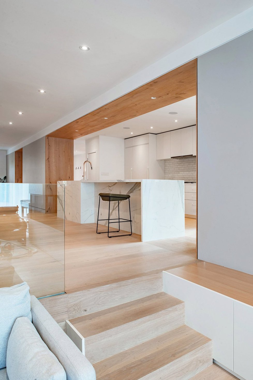Starý dům se proměnil ve svěží minimalistický domov evokující apartmán v New Yorku