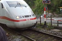 Rychlík smetl ve Švýcarsku autobus plný turistů, 17 lidí je zraněných