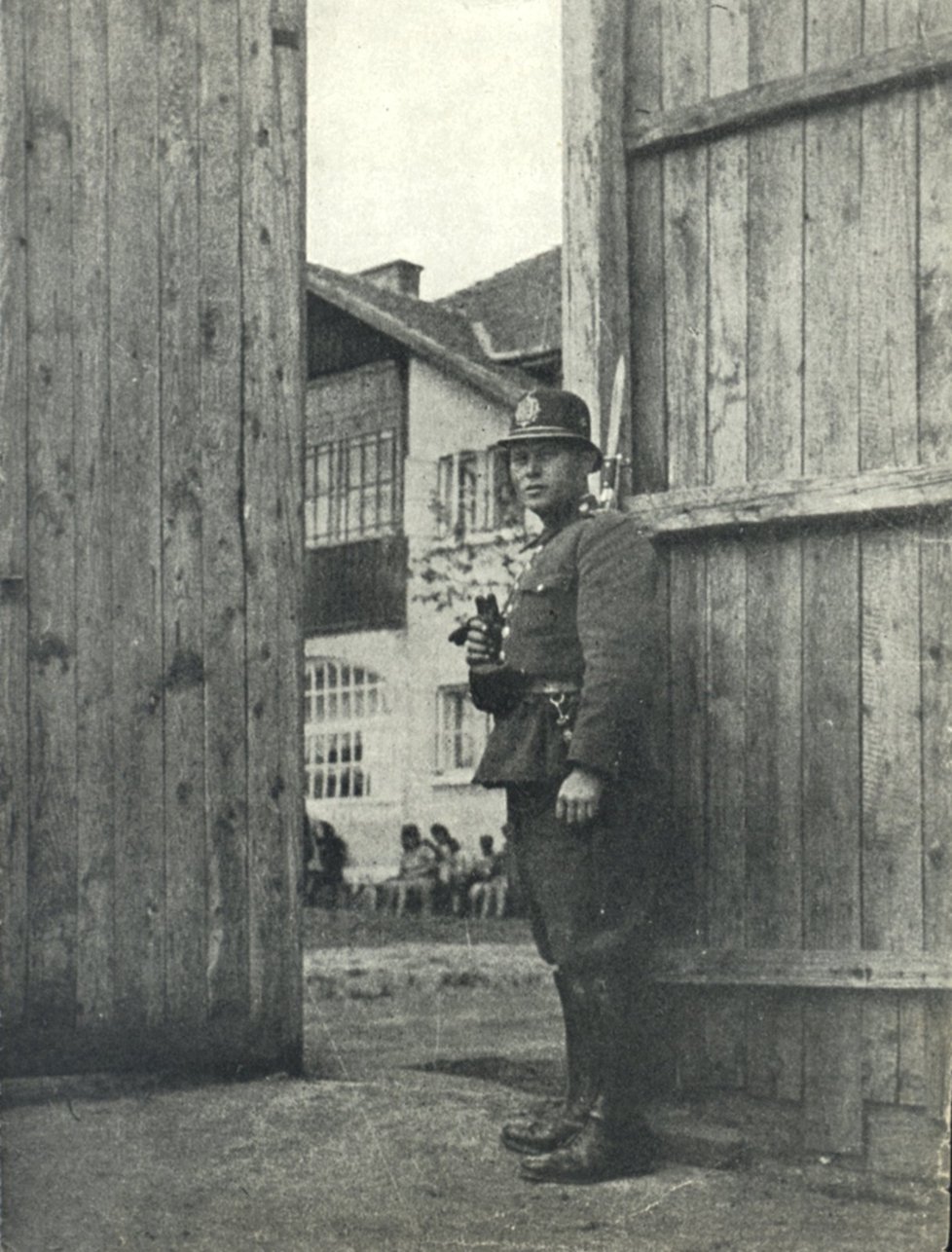 Vstup do internačního tábora ve Svatobořicích v období 2. světové války. Hlídali ho českoslovenští četníci.