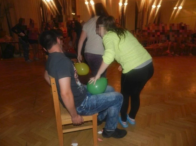 Děvčata musela sednutím na klíny chlapců prásknout balon.