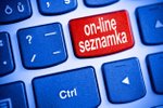 Žena (50) poznala muže na internetu a protože jí slíbil vztah, naposílala mu 650 tisíc korun.