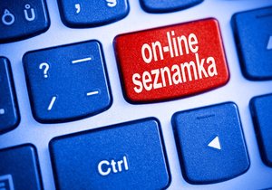 Žena (50) poznala muže na internetu a protože jí slíbil vztah, naposílala mu 650 tisíc korun.