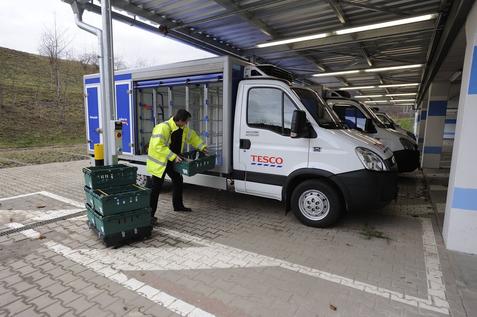 Zboží k zákazníkům bude zatím rozvážet 20 dodávek