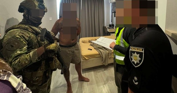 Domovních prohlídek provedli kriminalisté v Kyjevě pět desítek. Obvinili 10 zločinců.