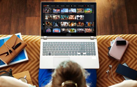 Spousta zábavy, nezávislost a žádné otravné reklamy. Internetové televize mají spoustu výhod, které oceníte i během léta