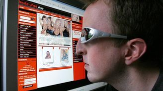 Porno na internetu vítězí. Erotické televizní stanice přesto dál rostou