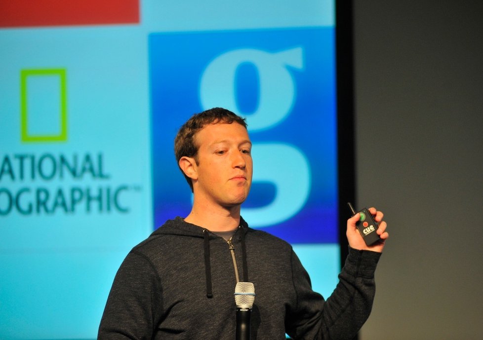 Mark Zuckerberg přiznal, že o tlačítku přemýšlí.
