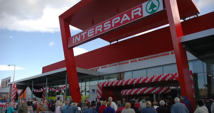 Přestože Interspar otvíral v 8 hodin, už v sedm se mačkali u vchodu nedočkaví zákazníci. Jak by ne, když prvních sto z nich dostalo dárek.