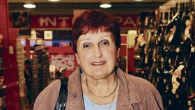 Daniela Tlustá (64) z Prahy - „Přišla jsem si pro horkovzdušnou kulmu. Dcera tu pracuje, takže mě na akci upozornila. Mám hned dva kupony, takže ještě možná zamířím pro Becherovku,“ řekla Blesku paní Tlustá, která si vybrala kulmu za 899 korun. Ušetřila tak třetinu.