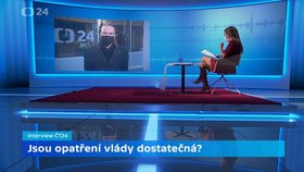 Předseda Pirátů Ivan Bartoš při vysílání pořadu Interview ČT24 stál před budovou České televize. (30. 3. 2020)