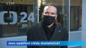 Předseda Pirátů Ivan Bartoš při vysílání pořadu Interview ČT24 stál před budovou České televize. (30. 3. 2020)