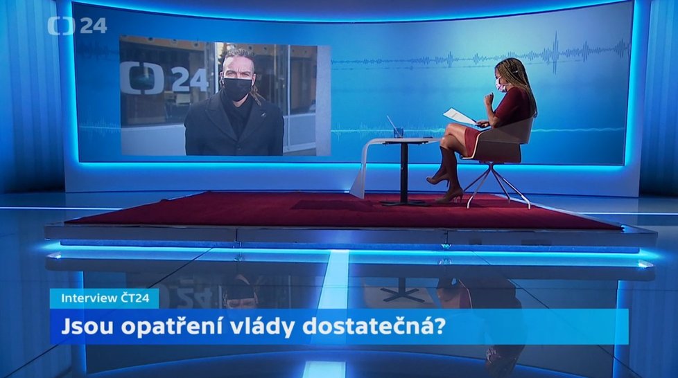 Předseda Pirátů Ivan Bartoš při vysílání pořadu Interview ČT24 stál před budovou České televize (30. 3. 2020).