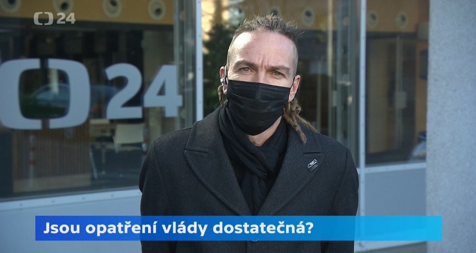 Předseda Pirátů Ivan Bartoš při vysílání pořadu Interview ČT24 stál před budovou České televize (30. 3. 2020).