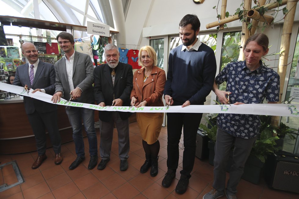 Výstavu zahajovali (zleva) náměstek primátora Petr Hlubuček, ředitel botanické zahrady Bohumil Černý, autor výstavy Lubomír Hrouda a jeho kolegové Ludmila Němcová, Zdeněk Janovský a Jan Ponert.