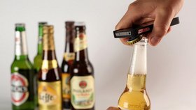 Jak je vidět, s Intoxicase lze snadno otvírat různé lahve s pivem