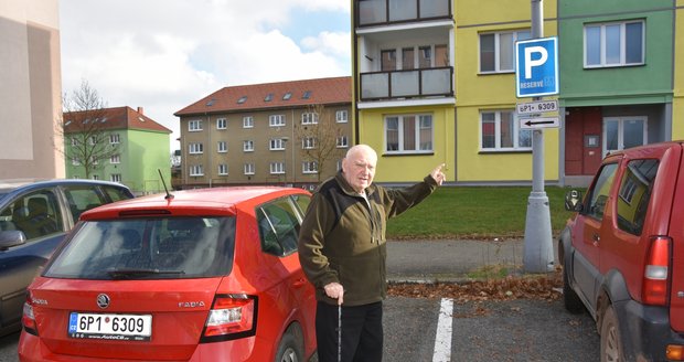 Jaromír Schlossar (74) parkuje parkuje před panelákem na místě, které určuje značka pro invalidy. Za to má teď ročně platit 12 tisíc Kč.