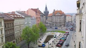 Muž parkoval na invalidech. Policie zjistila, že jde o hledanou osobu.