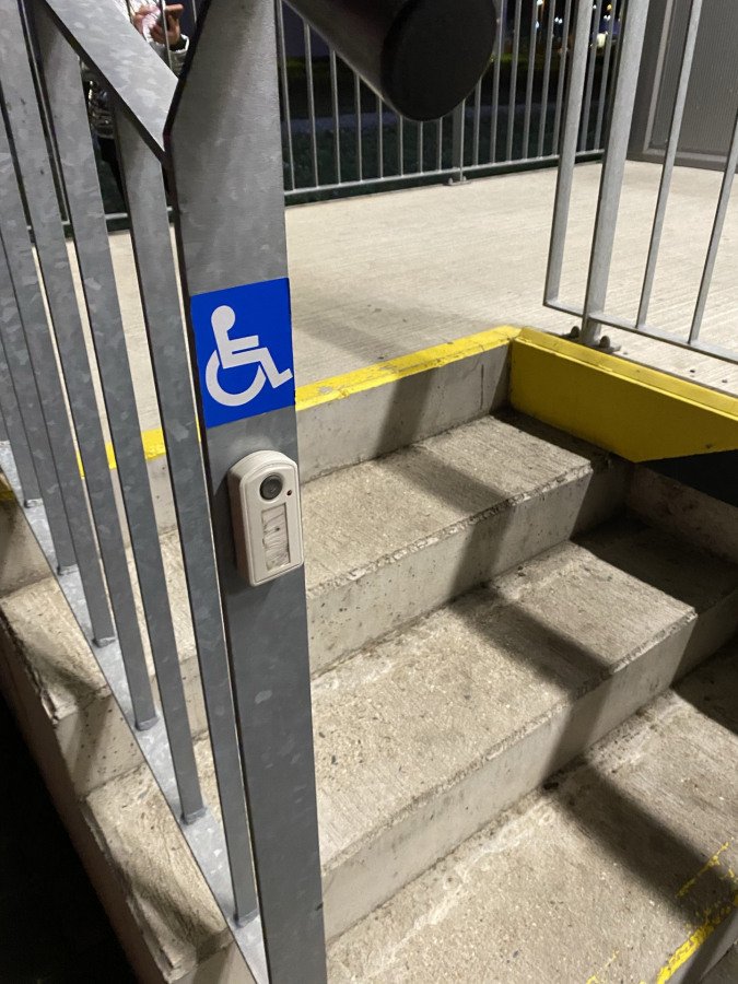 Na některých místech jsou pro vozíčkáře nepřekonatelné schody doplněny zvonkem.