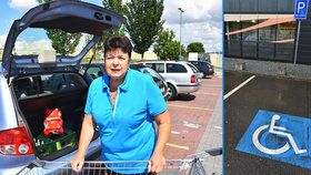 Jarmila Hnátová (66) je invalidní a s parkováním před obchody mívá velké problémy.