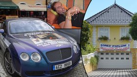 Luxusní dům v poklidné obci u Českých Budějovic vyzdobil Tomáš B. vzkazy na adresu »fízlů«.