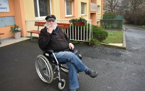 Mario Juhas před domovem pro seniory na mechanickém vozíku. Cigárko si prý neodpustí