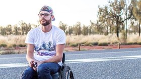 Podnikatel Shane Hryhorec tvrdí, že jeho požadavek vzít si invalidní vozík do letadla vyústil v zavolání policie.