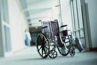 Nejasné platby za berle či vozíky: Soud stopl část zdravotního pojištění