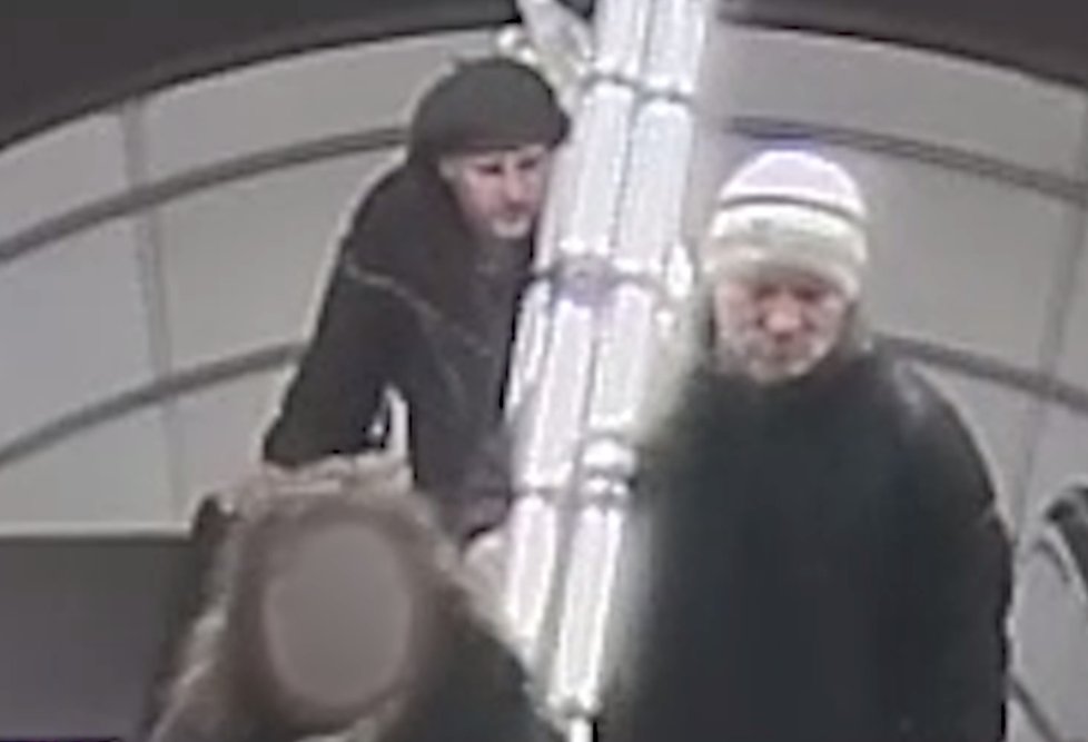 Muži ukradli u metra Invalidovna štafle a žebřík, poznáte je?
