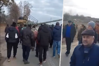 Stateční Ukrajinci zastavili ruský tank vlastními těly: Zmatení okupanti se otočili a odjeli