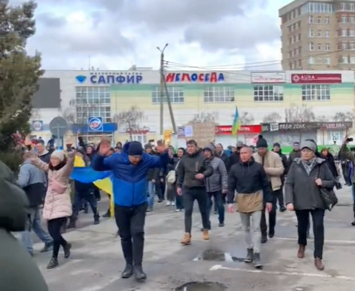 Demonstranti v Melitopolu se postavili Rusům.