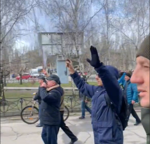 Demonstranti v Melitopolu se postavili Rusům.