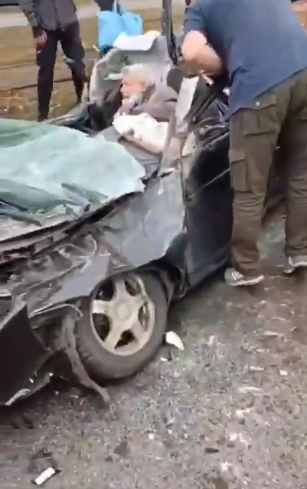 Šokující scéna z Ukrajiny! Muže v autě přejel tank, zachránili ho místní lidé.