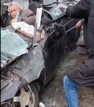 Šokující scéna z Ukrajiny! Muže v autě přejel tank, zachránili ho místní lidé.