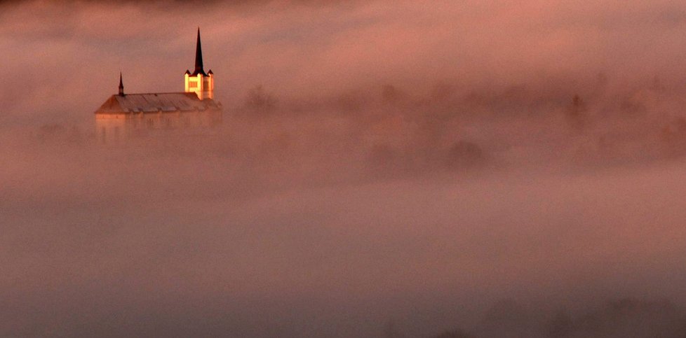 Obec Výsluní se takhle topila v inverzi. Vycházející sluníčko ji zbarvilo dorůžova.