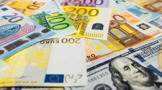 Nervózní Češi syslí tvrdé měny. Na přepážkách bank šustí eura i švýcarské franky 